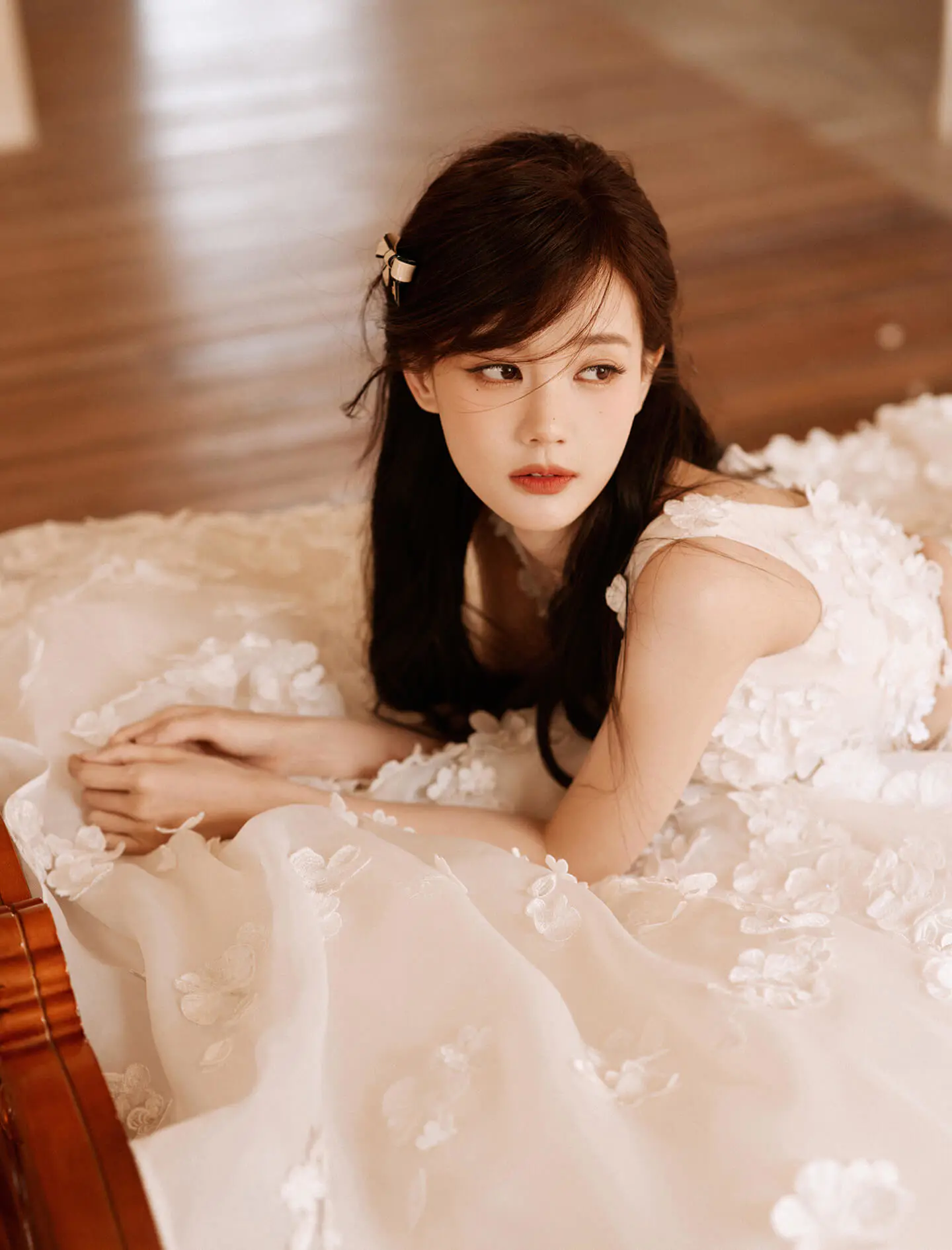 李一桐清甜小白花造型尽显清纯美 犹如温柔阳光穿透薄雾 李一桐清甜小白花造型尽显清纯美 犹如温柔阳光穿透薄雾