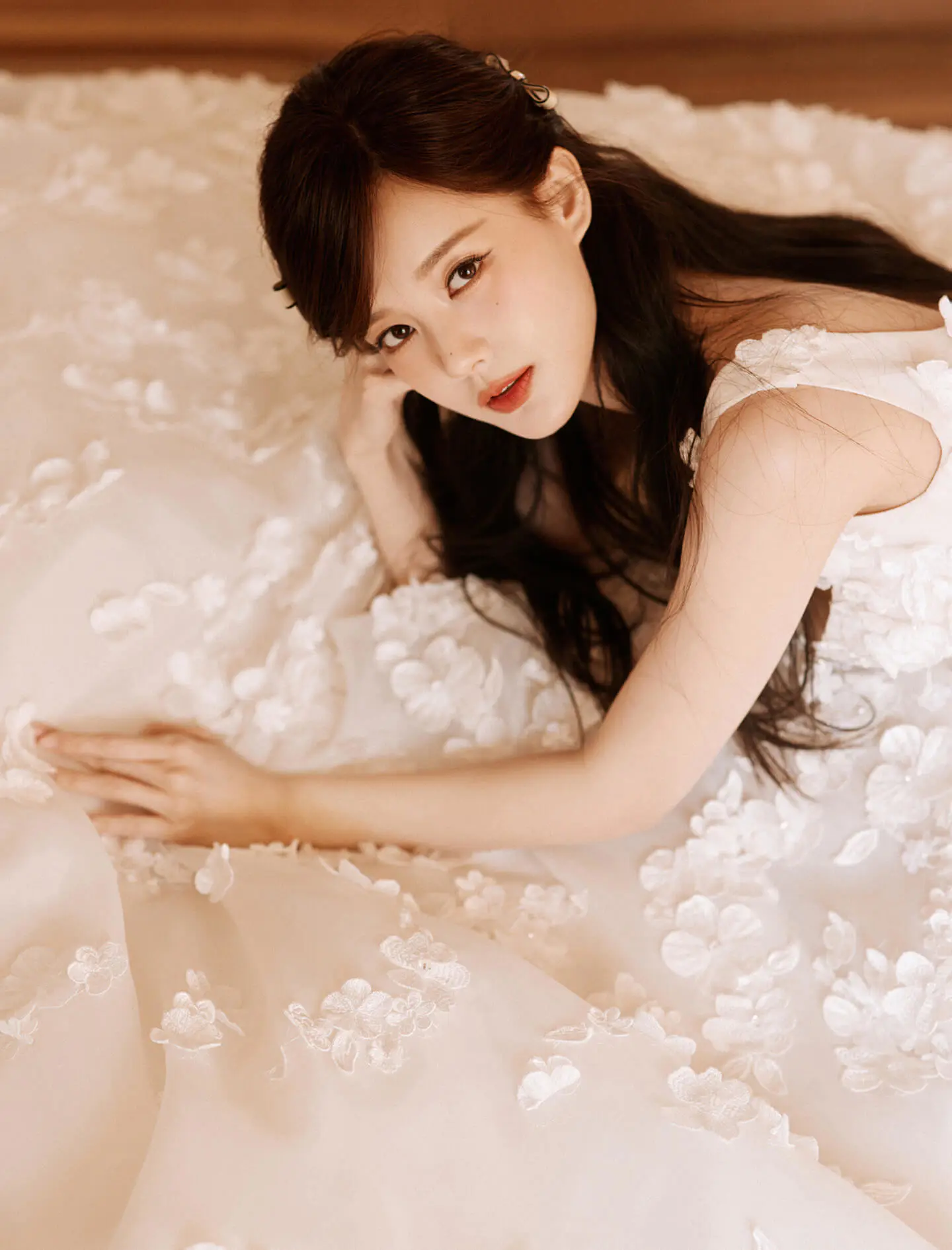 李一桐清甜小白花造型尽显清纯美 犹如温柔阳光穿透薄雾 李一桐清甜小白花造型尽显清纯美 犹如温柔阳光穿透薄雾