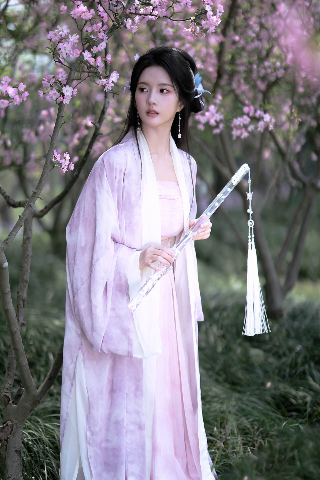刘些宁花海古装美拍 越来越美了 刘些宁花海古装美拍 越来越美了