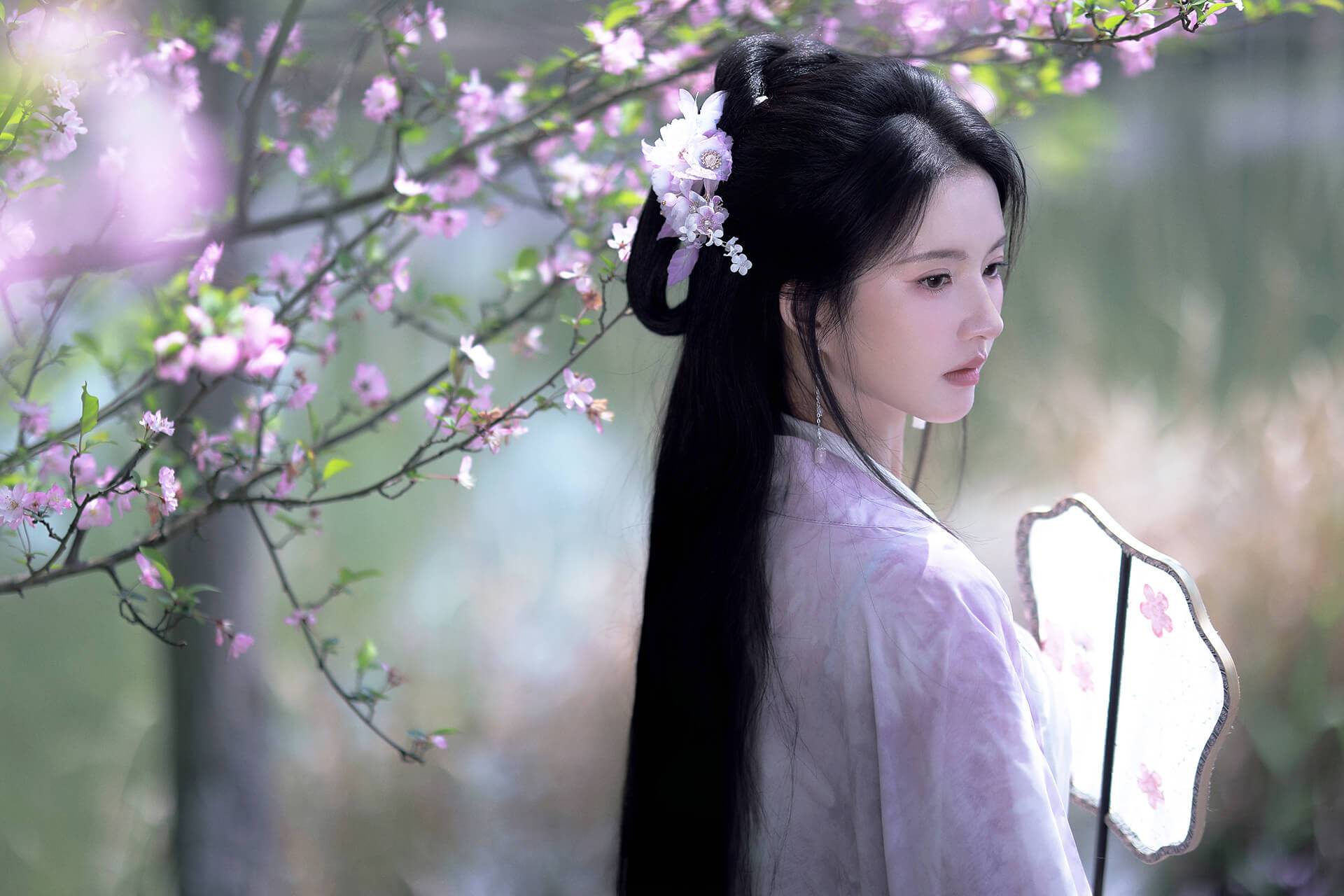 刘些宁花海古装美拍 越来越美了 刘些宁花海古装美拍 越来越美了