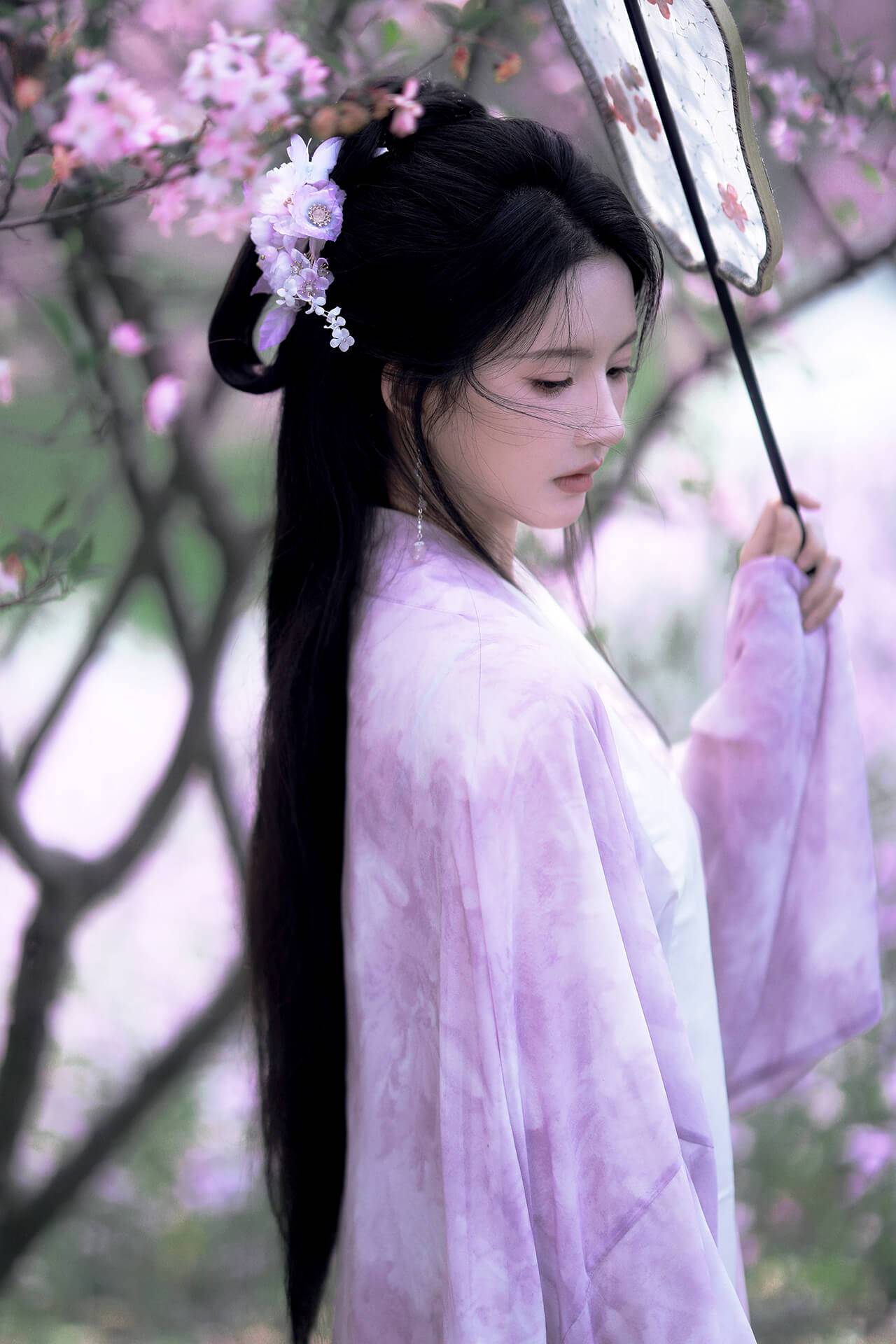 刘些宁花海古装美拍 越来越美了 刘些宁花海古装美拍 越来越美了