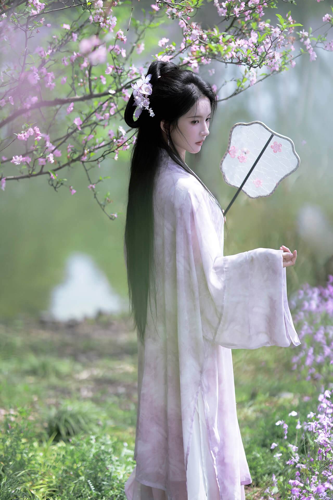 刘些宁花海古装美拍 越来越美了 刘些宁花海古装美拍 越来越美了