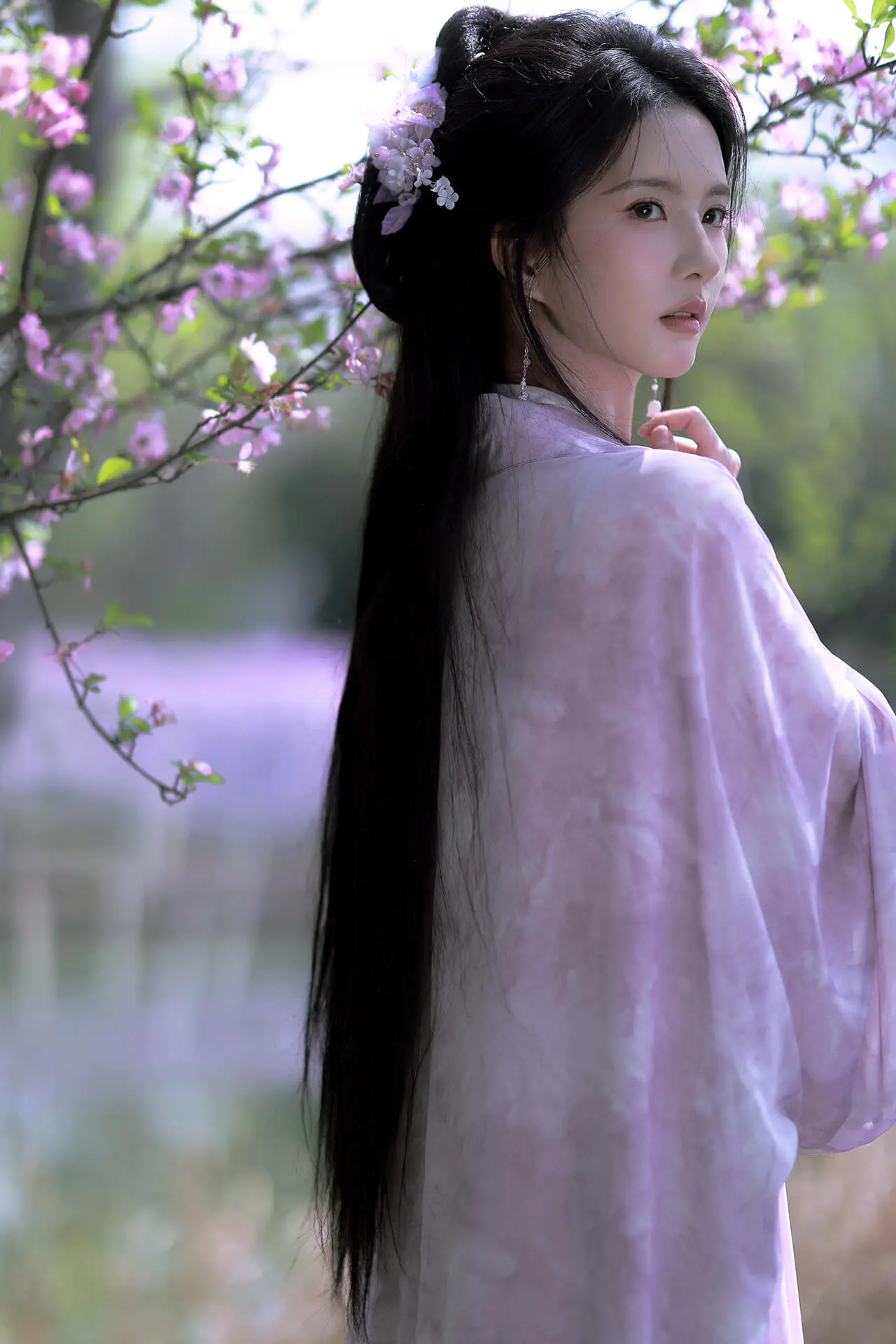 刘些宁花海古装美拍 越来越美了 刘些宁花海古装美拍 越来越美了