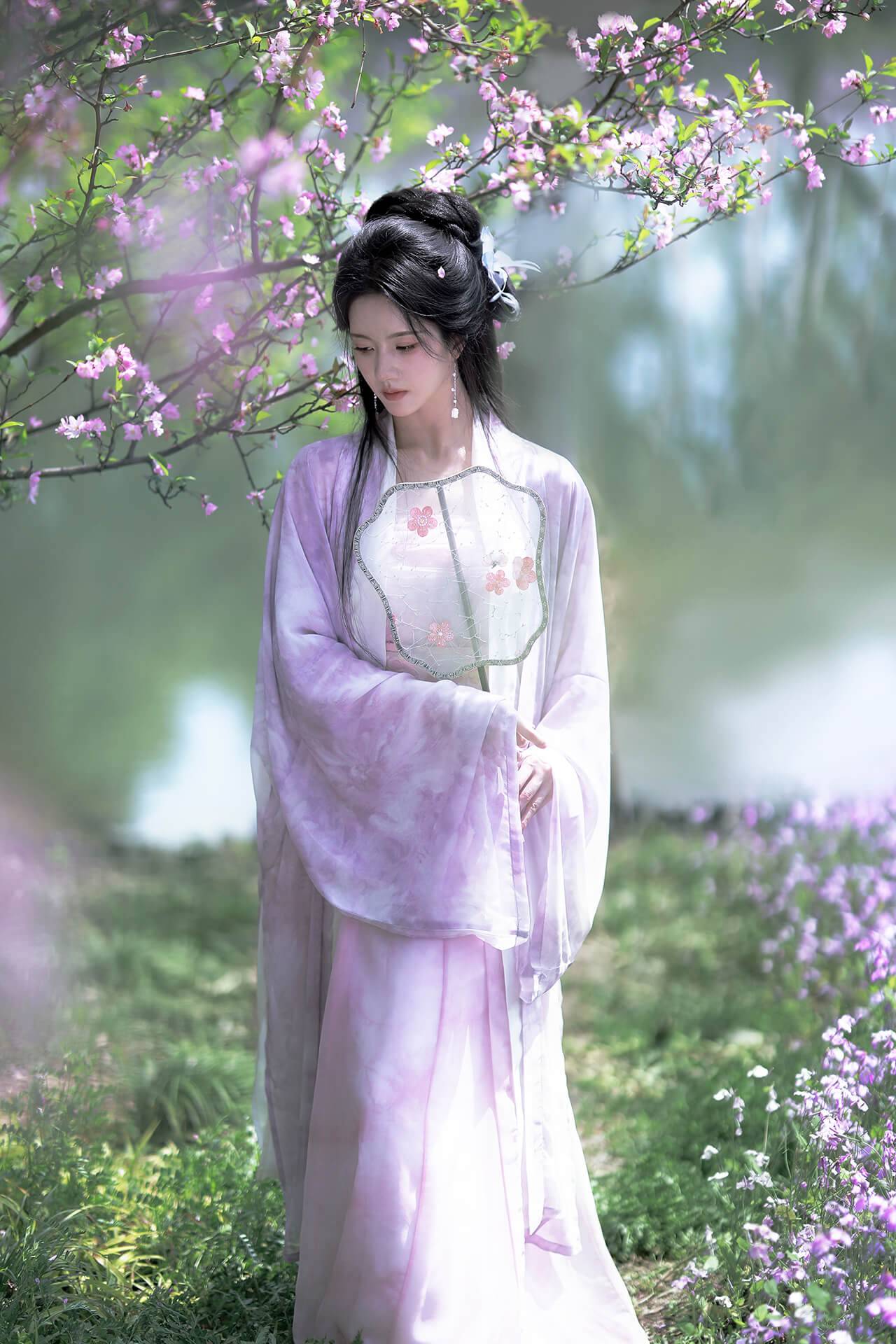 刘些宁花海古装美拍 越来越美了 刘些宁花海古装美拍 越来越美了