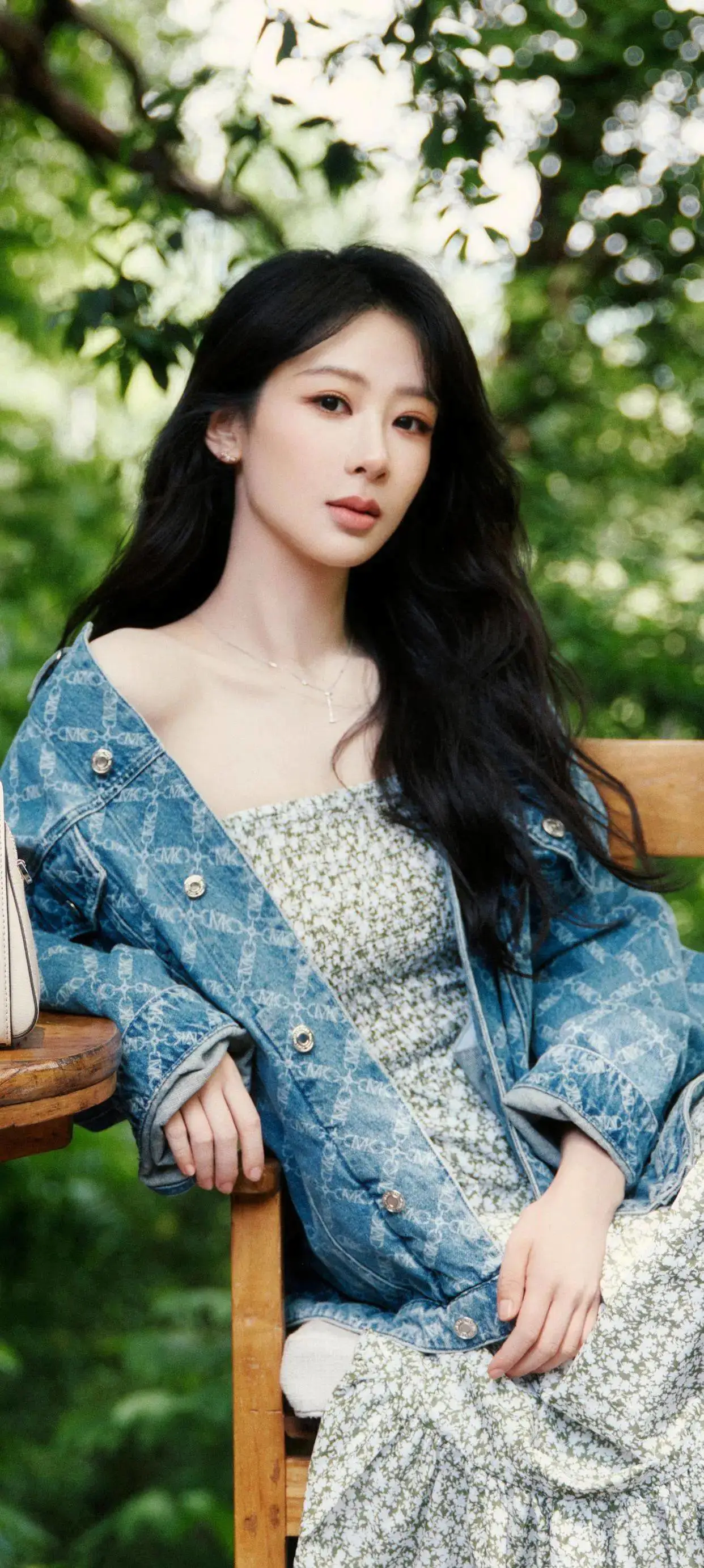 杨紫碎花裙邂逅阳光的样子太绝了,温柔氛围感美疯了! 杨紫碎花裙邂逅阳光的样子太绝了,温柔氛围感美疯了!