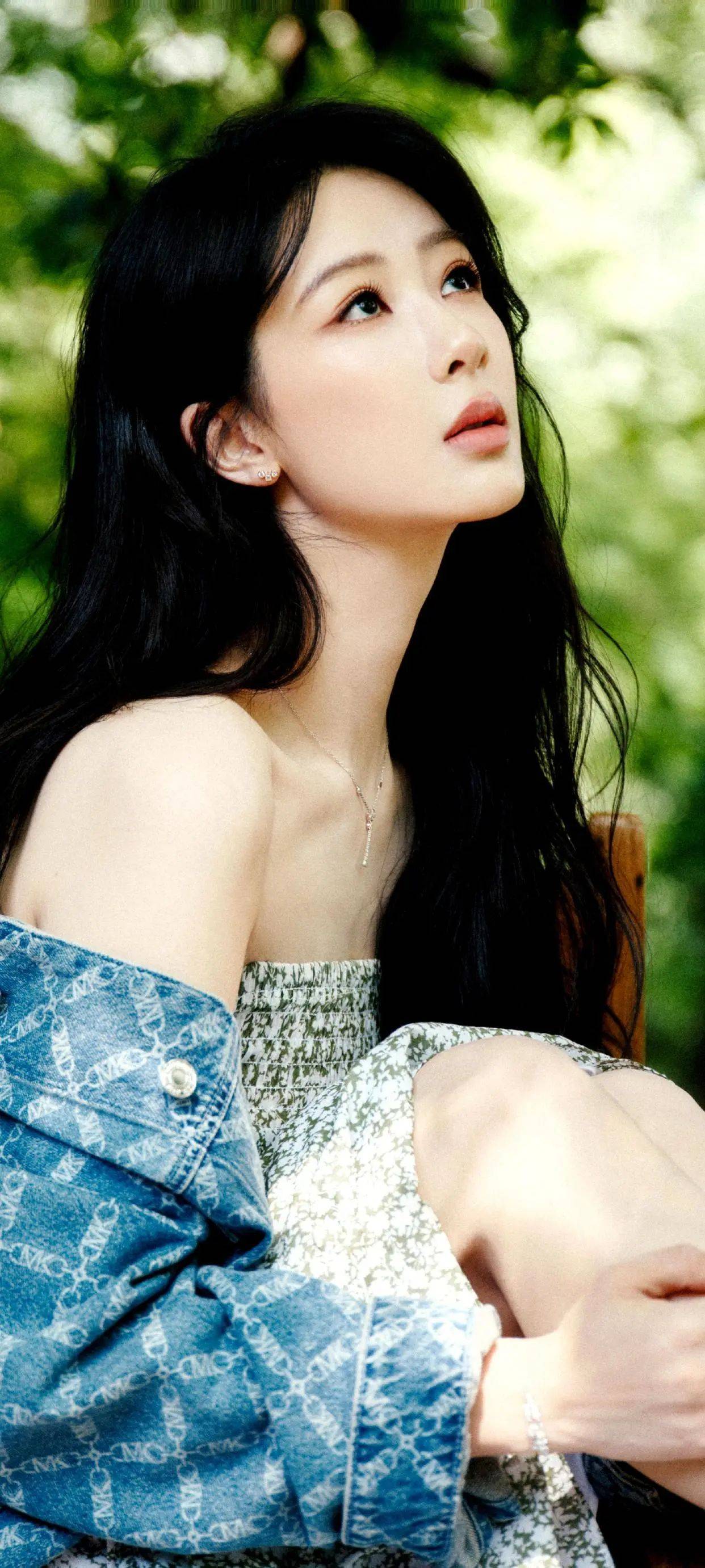 杨紫碎花裙邂逅阳光的样子太绝了,温柔氛围感美疯了! 杨紫碎花裙邂逅阳光的样子太绝了,温柔氛围感美疯了!