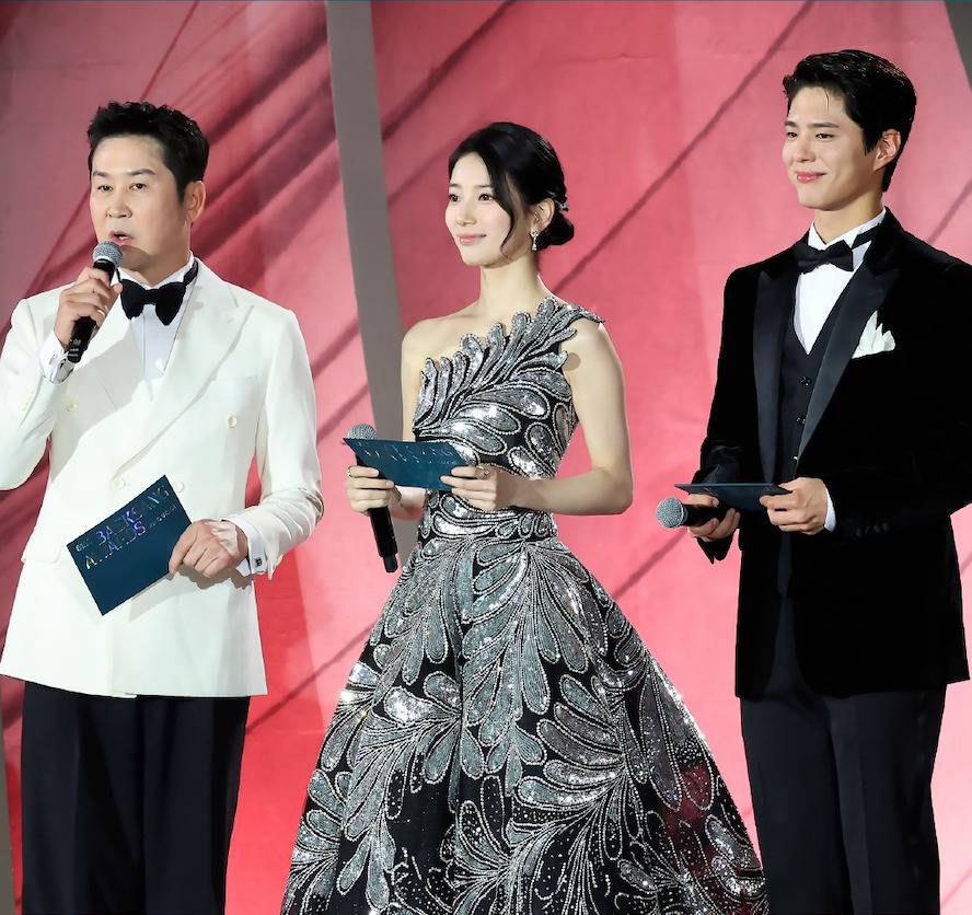 金泰梨二度封后、廉惠兰是最强绿叶、还有宋慧乔美貌成焦点,第 61 届百想艺术大赏造型 金泰梨二度封后、廉惠兰是最强绿叶、还有宋慧乔美貌成焦点,第 61 届百想艺术大赏造型