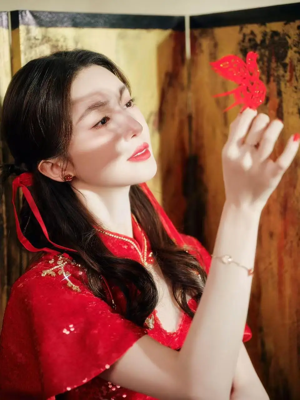 金晨的国潮红装教科书:普通人如何穿出东方美学高级感? 金晨的国潮红装教科书:普通人如何穿出东方美学高级感?