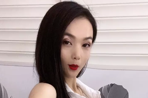 为什么女人年龄越大越喜欢露肩？