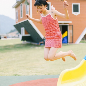 灯笼辫少女吊带格子裙俏皮可爱图片写真